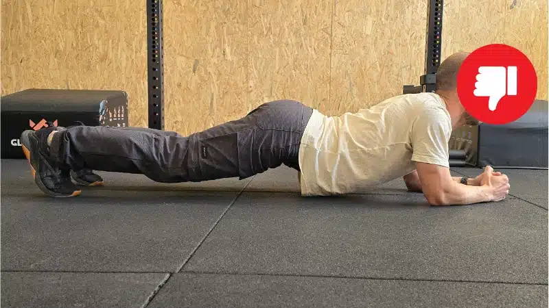 la plancha abdominal perfecta ejemplo de mal, con fondo blanco