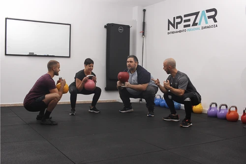 Entrenamiento de fuerza con kettlebells en el estudio privado NPEZAR de Carlos Casado en el Actur.